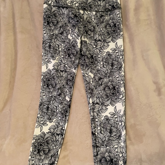 Balance Collection Black Floral Womens Leggings - Picture 1 of 6